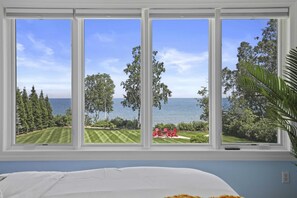 5 bedrooms, desk, iron/ironing board, travel crib