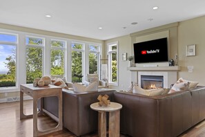 Télévision, cheminée, baby-foot, espaces bureaux