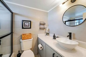 Douche, sèche-cheveux, serviettes fournies