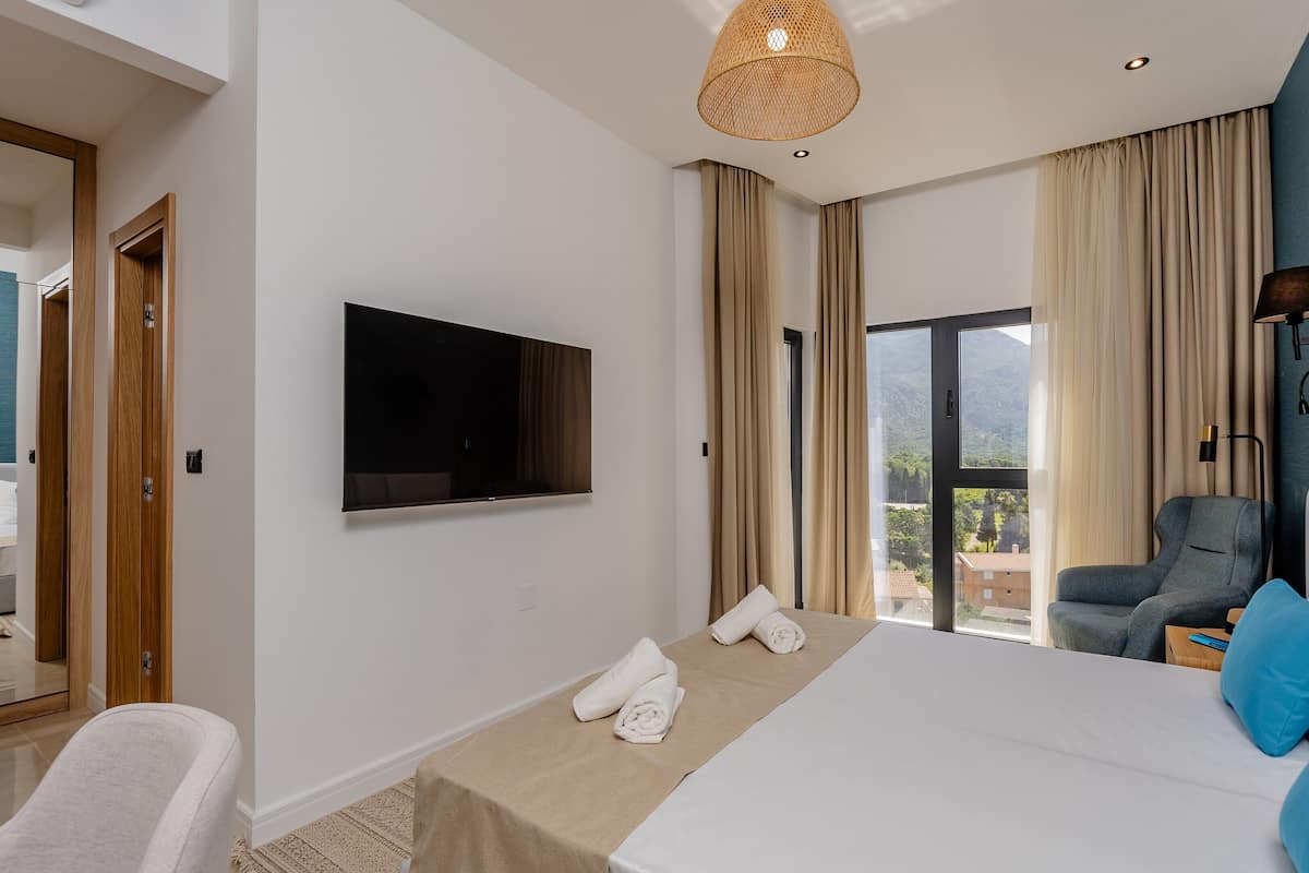 In-room safe, desk, soundproofing, WiFi (free)