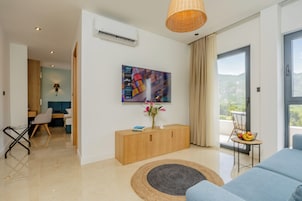 Comfort Apartment, Sea View | Living room | TV, toys