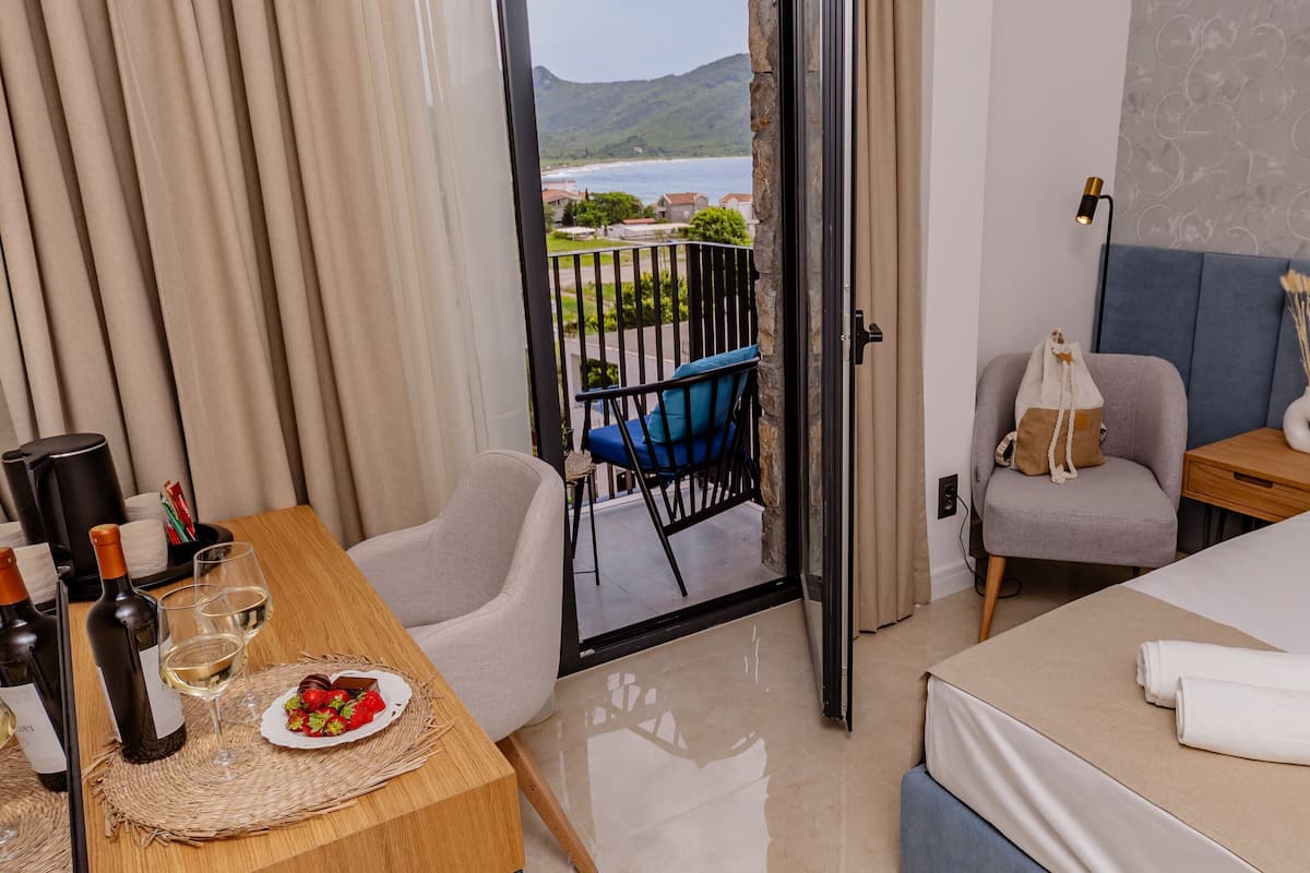 In-room safe, desk, soundproofing, WiFi (free)