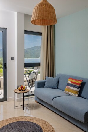 คอมฟอร์ทอพาร์ทเมนท์, วิวทะเล | ห้องนั่งเล่น | ทีวี, ของเล่น