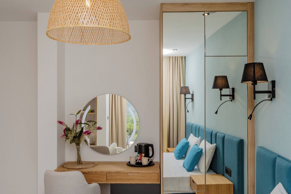 1 habitación, caja de seguridad en la habitación y escritorio