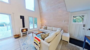 Een smart-tv, een open haard, videogames en een dvd-speler