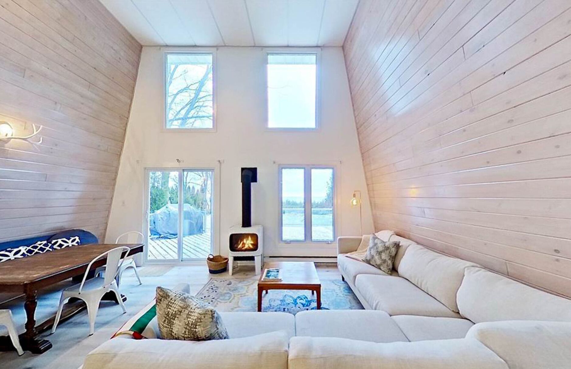 TV connectée, cheminée, jeux vidéo, lecteur de DVD