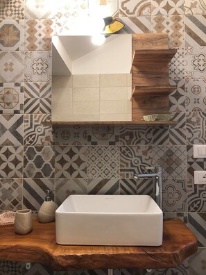 Douche, sèche-cheveux, bidet, serviettes fournies