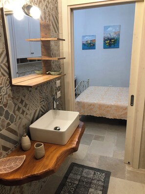 1 chambre, fer et planche à repasser, Wi-Fi gratuit, draps fournis