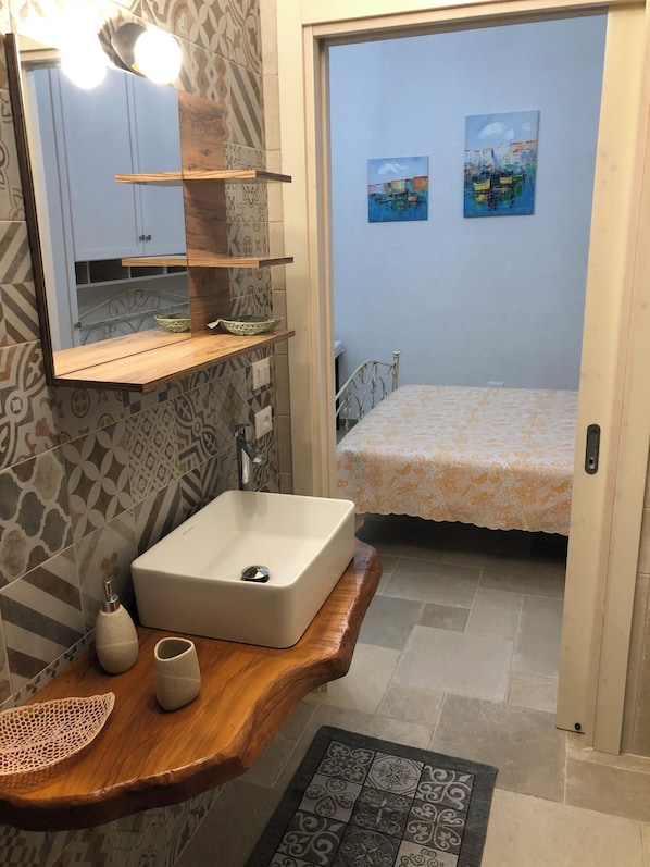 1 chambre, fer et planche à repasser, accès au Wi-Fi (inclus)