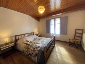 1 bedroom, iron/ironing board, travel cot