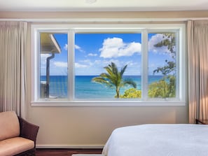 4 habitaciones, escritorio y tabla de planchar con plancha