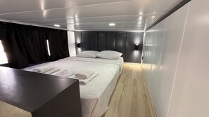 Chambre Familiale avec lits jumeaux, vue jardin | Chambres insonorisées, draps fournis