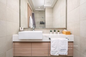 Departamento | Baño | Regadera y toallas