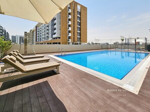 Apartment | Pool - Large Balcony Studio 10 Minutes From Dubai Mall (Dubai)