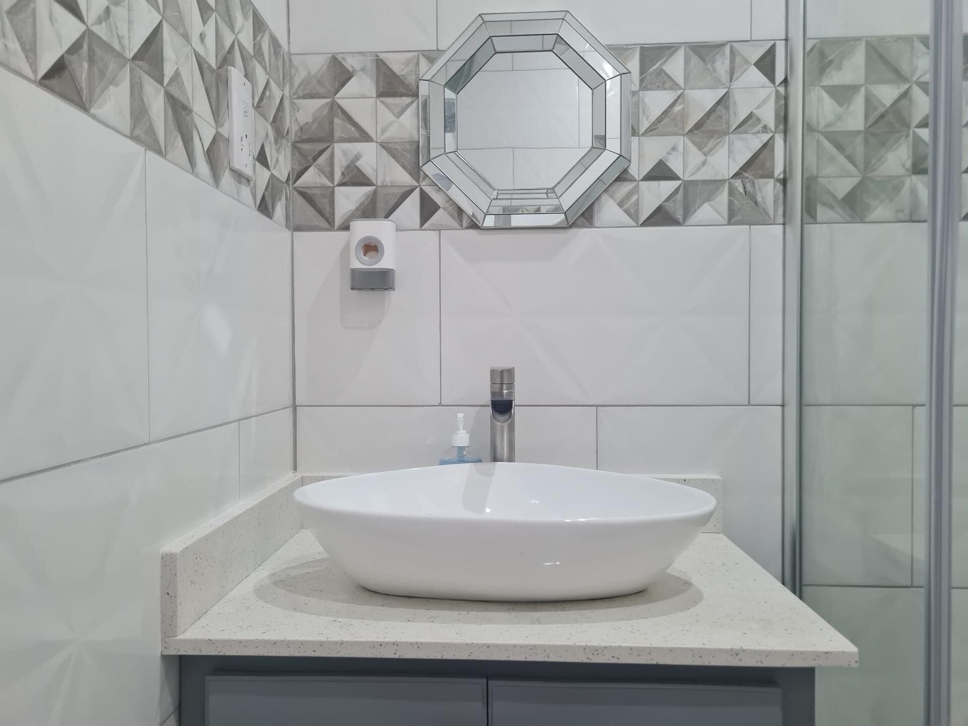 Ducha, secador de pelo y toallas