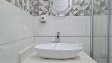 Ducha, secador de pelo y toallas