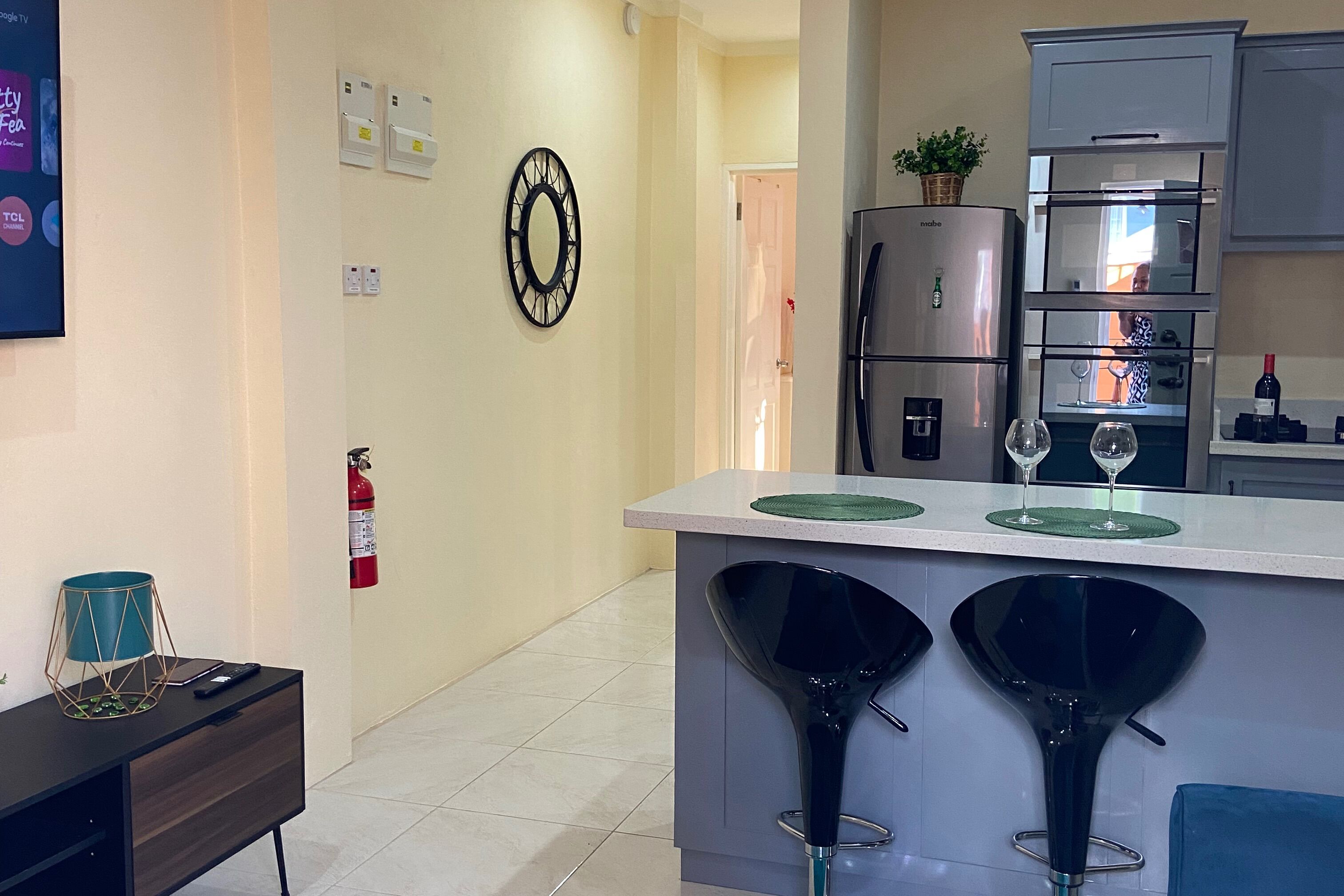 Departamento | Cocina privada | Refrigerador, microondas, horno y parrilla de estufa 