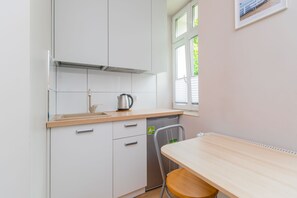 Classic Studio | Private kitchen | Mini-fridge, stovetop, coffee/tea maker, electric kettle - Traffic Studio 1 by Grand Apartments (Sopot)
