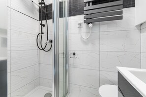 Classic Studio | Bathroom | Shower, rainfall showerhead, hair dryer, towels - Traffic Studio 1 by Grand Apartments (Sopot)