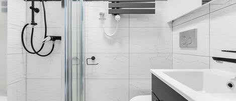 Classic-Studio | Badezimmer | Dusche, Regendusche, Haartrockner, Handtücher