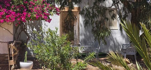 "SKIFA"   CHARMANT STUDIO ENTIEREMENT EQUIPEE IDEAL POUR 1 COUPLE AVEC PISCINE