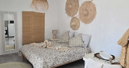 "SKIFA" CHARMANT STUDIO ENTIEREMENT EQUIPEE IDEAL POUR 1 COUPLE AVEC PISCINE