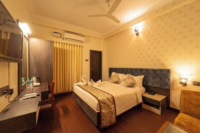 Cozy 1-bedroom hotel suite in pleasant Chennai with AC, WiFi
