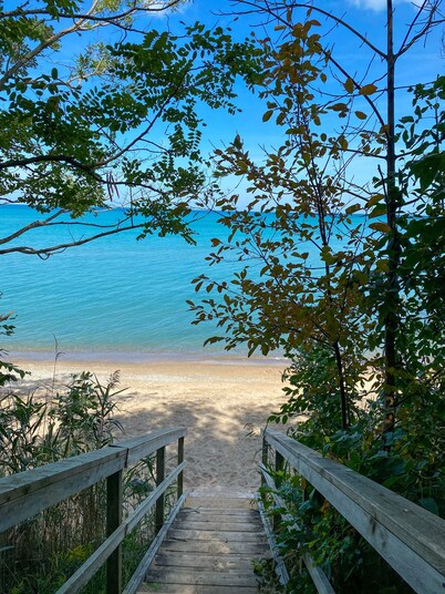 6BR • Sleeps 12 • Stocked Kitchen • 10-Min Stroll to Lake Huron