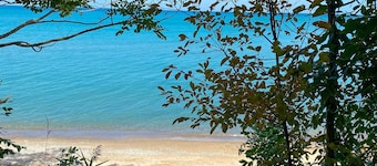 6BR • Sleeps 12 • Stocked Kitchen • 10-Min Stroll to Lake Huron