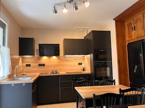 Kühlschrank, Mikrowelle, Ofen, Herdplatte
