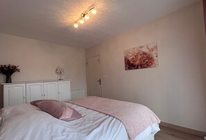3 bedrooms, desk, iron/ironing board, travel cot