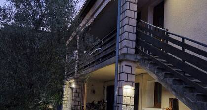 grand appartement indépendant avec jardin, au calme dans maison