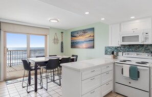 Een koelkast, een microgolfoven, een oven, een kookplaat