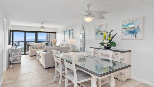 Un amplio espacio habitable con balcón, una mesa de comedor y zona de cocina.