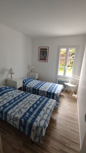 6 Schlafzimmer, Bügeleisen/Bügelbrett, Reisekinderbett, Bettwäsche