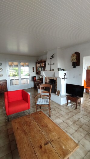 TV, livros, aparelho de som