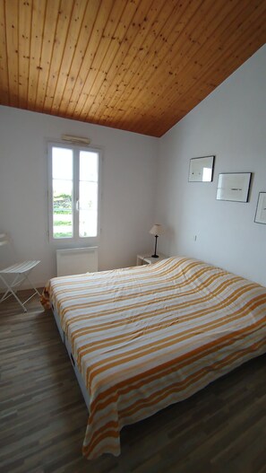 6 quartos, ferros/tábuas de passar roupa, berço de viagem, roupa de cama