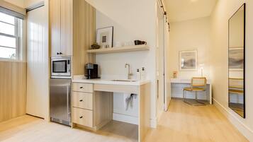 KĂŒhlschrank, Mikrowelle, Wasserkocher mit Kaffee-/Teezubehör