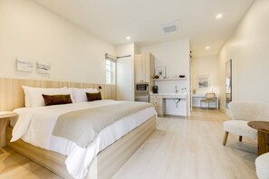 Cofres nos quartos, escrivaninha, ferros/tábuas de passar roupa