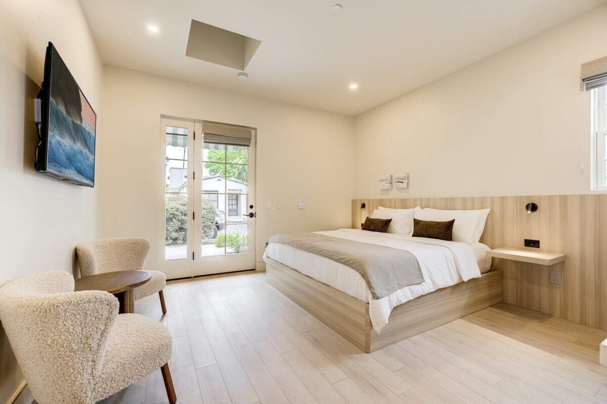 Zimmersafe, Schreibtisch, Bügeleisen/Bügelbrett, Reisekinderbett