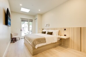 Tabla de planchar con plancha, cuna de viaje, wifi y ropa de cama