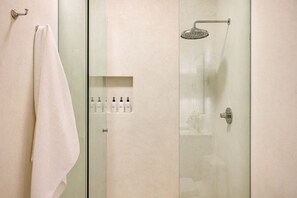 Shower, eco-friendly toiletries, hair dryer, towels - Casa De La Vina Studio 2 (Santa Barbara)