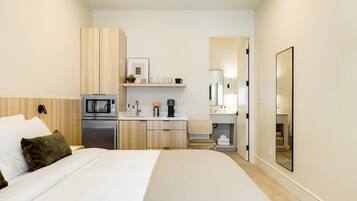 Iron/ironing board, travel crib, WiFi, bed sheets