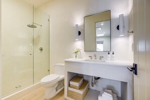 Dusche, umweltfreundliche Kosmetikartikel, Haartrockner, Handtücher