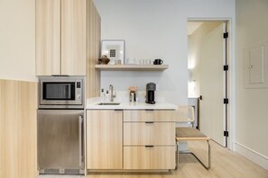 Kjøleskap, mikrobølgeovn, kaffetrakter/tekoker og vannkoker