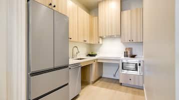 Fridge, microwave, stovetop, dishwasher