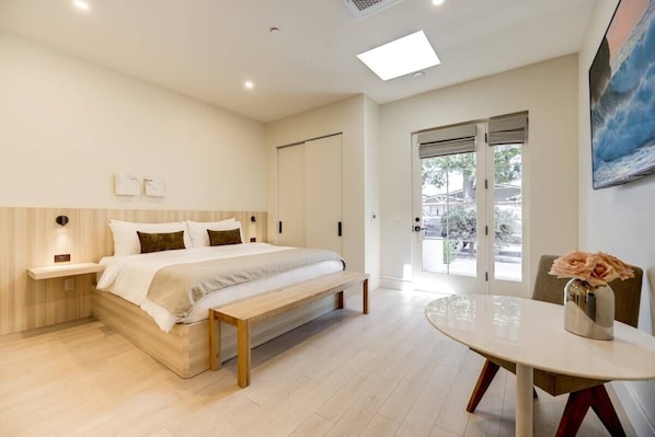 In-room safe, iron/ironing board, travel cot, free WiFi - Casa De La Vina Studio 3 (Santa Barbara)