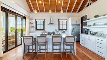 Kylskåp, mikrovågsugn, ugn och spishäll