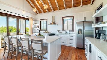 Køleskab, mikrobølgeovn, ovn, kogeplade