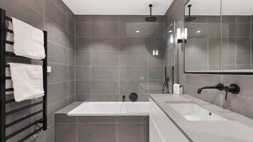 Apartment | Bathroom | Combined shower/bathtub, deep-soaking bathtub, hair dryer, towels
